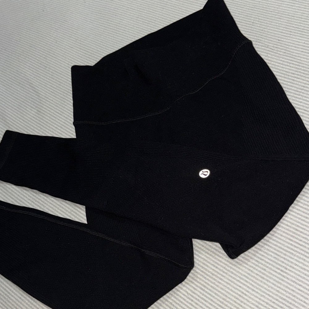 Lululemon Black high rise Leggings with Logo size 28”